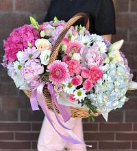Композиция солнечный день в Ленинске Цветочная композиция из Розы, Хризантемы, Пионы и Лизиантусы в корзине в Ленинске