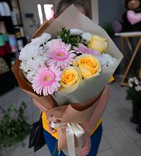 Букет цветов из:  Герберы, Розы и Хризантемы в Ленинске