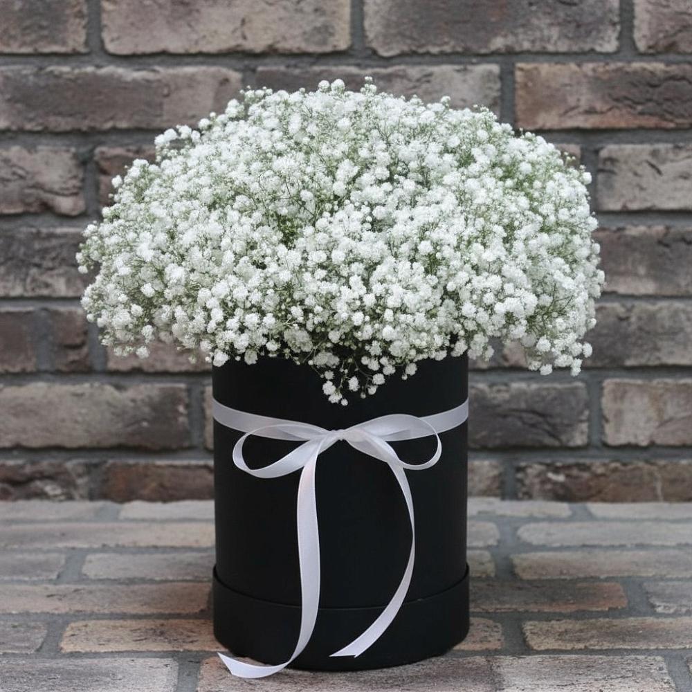 Цветочная композиция из Гипсофила в шляпной коробке в Ленинске