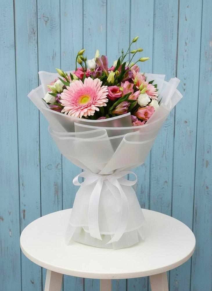 Букет цветов из: Герберы, Альстромерии и Лизиантусы в Ленинске