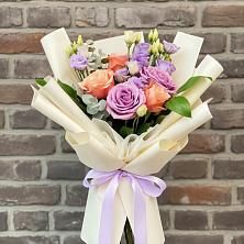 Букет цветов из:  Лизиантусы и Розы в Ленинске