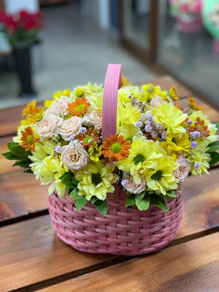 Цветочная композиция из Хризантемы и Розы в корзине в Ленинске