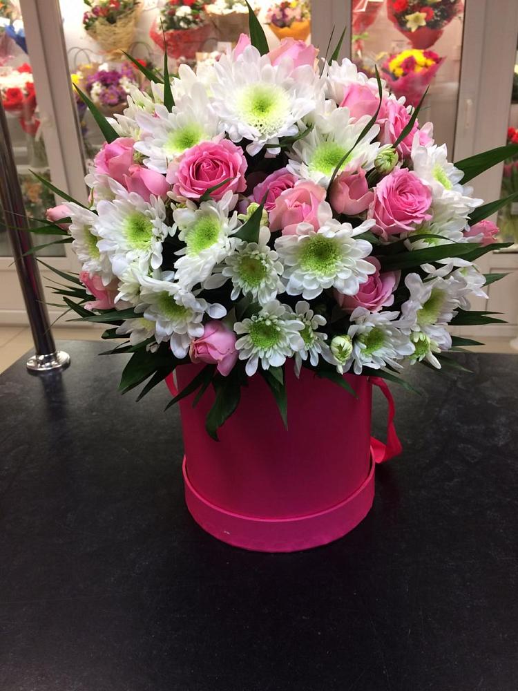 Цветочная композиция из Розы и Хризантемы в шляпной коробке в Ленинске