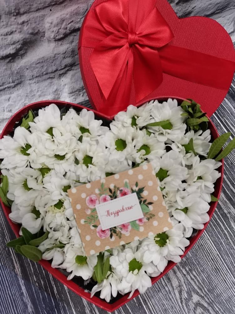 Цветочная композиция из Хризантемы в виде сердца в Ленинске