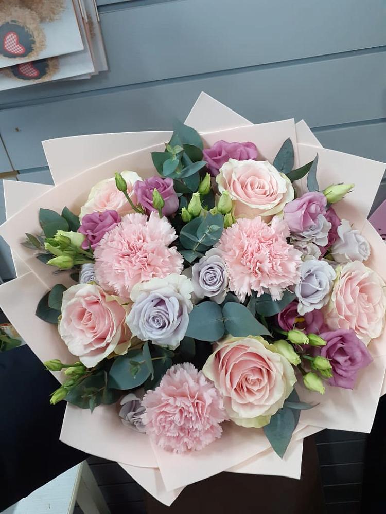 Букет цветов из: Розы, Гвоздики и Лизиантусы в Ленинске