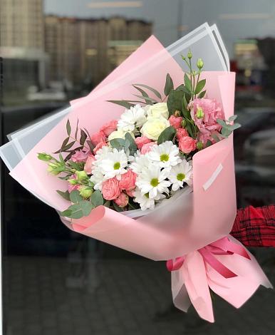 Букет цветов из: Розы, Лизиантусы и Хризантемы в Ленинске